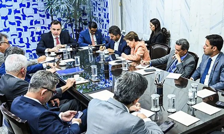 Senado debate