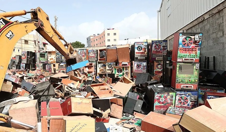 Gobierno destruye máquinas ilícitas